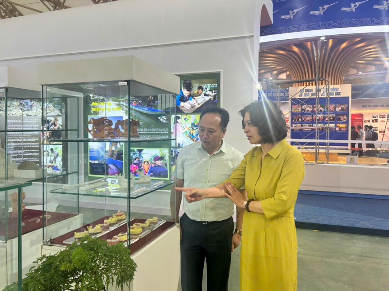 PGS.TS Nguyễn Thị Liên Hương, Thứ trưởng Bộ Y tế và PGS.TS.Trần Cao Bính, Giám đốc Bệnh viện sơ duyệt gian hàng của Bộ Y tế tại Triển lãm